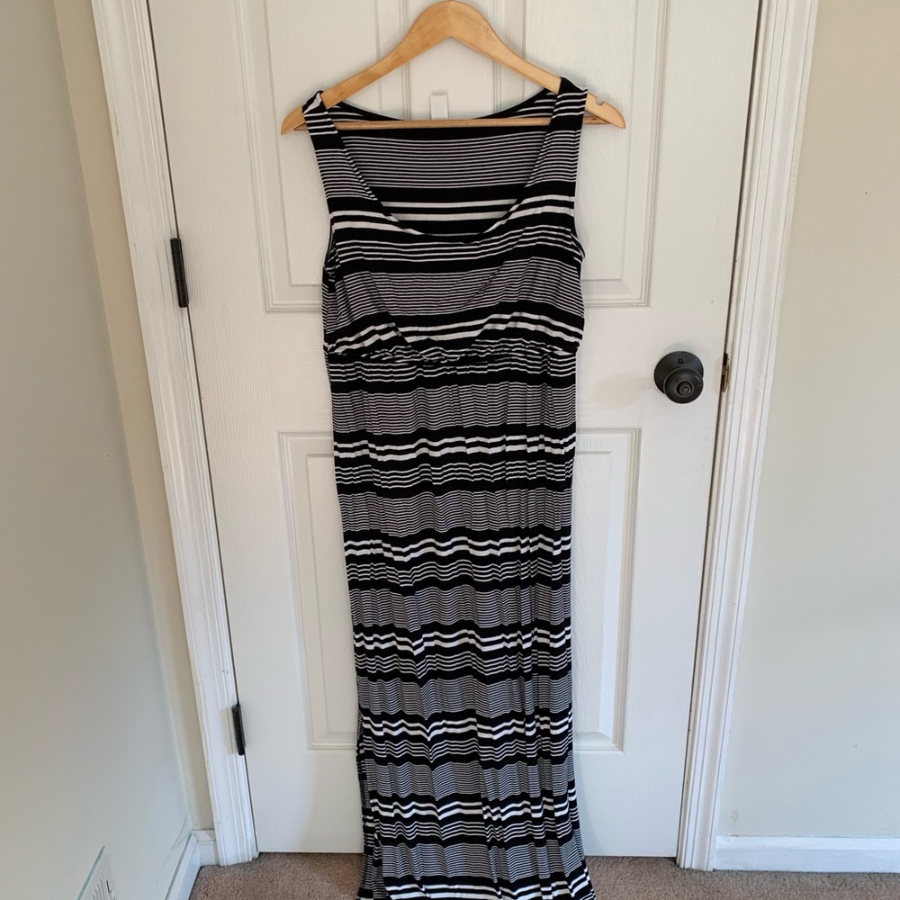Nursing friendly maxi